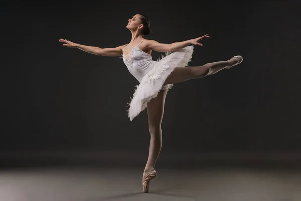 Bela bailarina dançando vista perfil — Fotografia de Stock