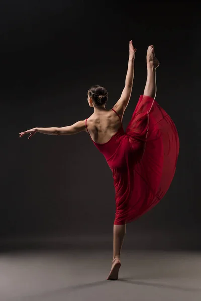 Красивая девушка танцует грациозно задний вид — стоковое фото