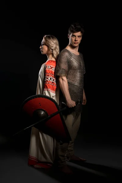 Güzel eşi atış ile genç viking — Stok fotoğraf