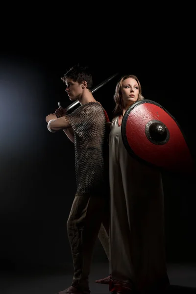 Молодий вікінг тримає меч і його красиву дружину — стокове фото