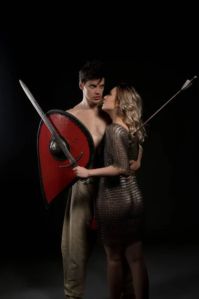 Jovem viking abraçando esposa com flecha em suas costas — Fotografia de Stock