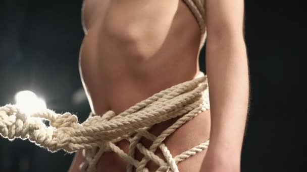Shibari maestro atar la cuerda para colgar en la cintura — Vídeo de stock