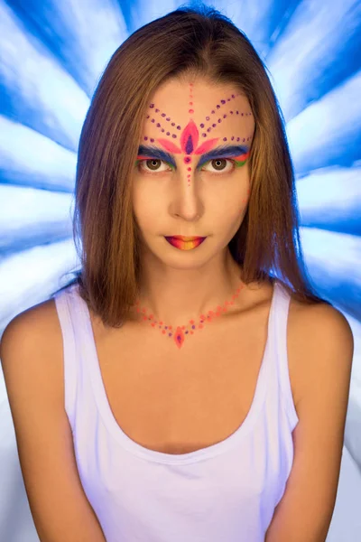 Νεαρή κοπέλα με make-up Uv Kαλλιτεχνικό πορτραίτο — Φωτογραφία Αρχείου