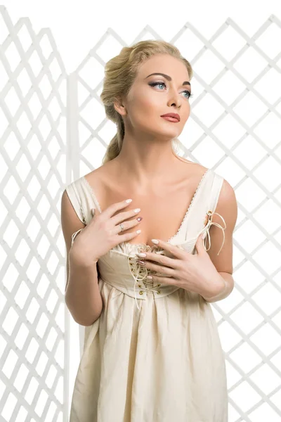 Sexy Blondine mit Locken im romantischen Kleid — Stockfoto