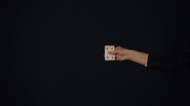 Mladý muž ukazuje triky s kartami ve tmě — Stock video