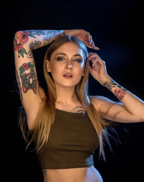 Sexy tatuato bionda isolato ritratto — Foto Stock