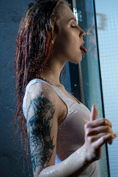 Islak üst profil görünümü duş kabin içindeki seksi kız — Stok fotoğraf