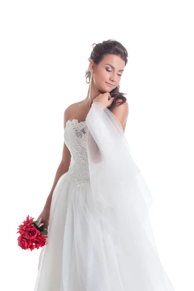Мрійлива наречена позує з вуаллю, ізольована на білому — стокове фото