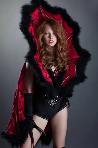 Sexy chica pelirroja posando en traje de diablo — Foto de Stock