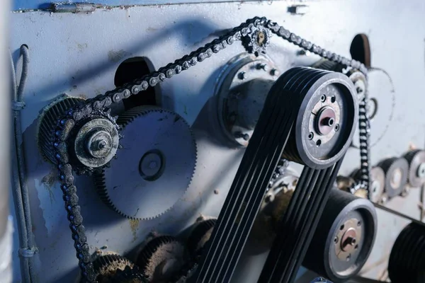 Afbeelding van de ketting uitgerekt over versnellingen op machine — Stockfoto