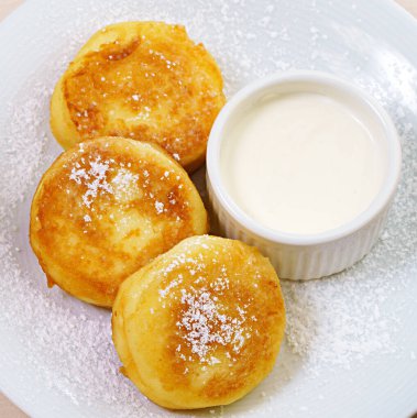 Kahve masasında yulaf lapalı peynirli kek ve kahve.