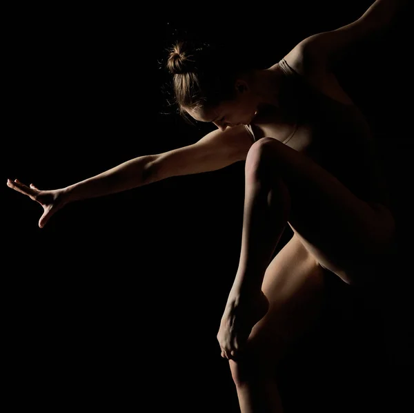 Gracieuse fille danse émotionnellement dans sombre studio — Photo