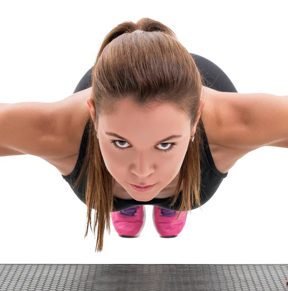 Entrenador de fitness joven haciendo ejercicio en plataforma escalonada — Foto de Stock