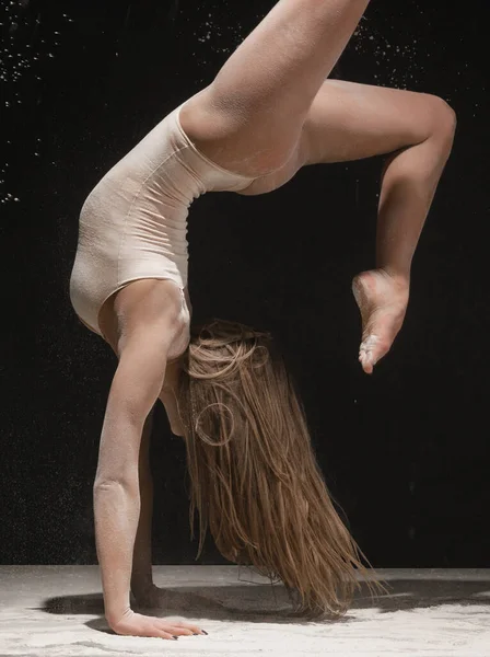 Anmutige Blondine tanzt in weißem Staub Studioaufnahme — Stockfoto