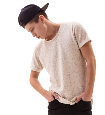 Siyah şapkalı yakışıklı rap dansçısı.