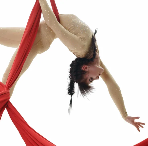 Молода струнка гімнастка вправляється на повітряній тканині — стокове фото