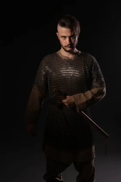 Hombre guapo en vikingo imagen vista en la oscuridad — Foto de Stock