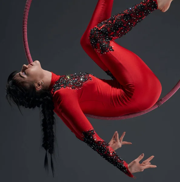 Молода струнка гімнастка з художнім портретом червоного обруча — стокове фото