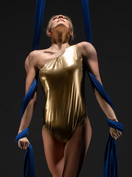 Сексуальна дівчина в золотій білизні на повітряних шовках — стокове фото
