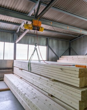 Kereste fabrikası. Ahşap çubuklar yükleme üzerinde göster