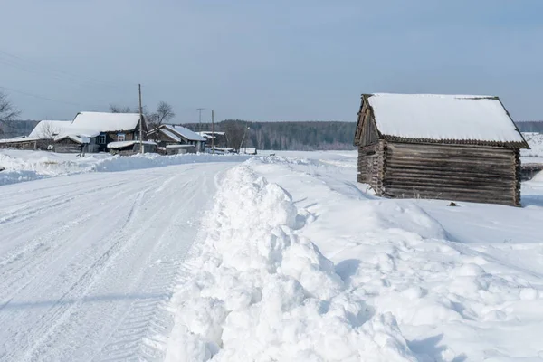 Imagem da aldeia russa no tempo de inverno — Fotografia de Stock