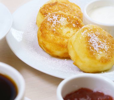 Kahve masasında yulaf lapalı peynirli kek ve kahve.