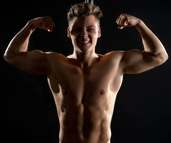 Pól tanec. Svalnatý tanečník ukazuje jeho biceps — Stock fotografie