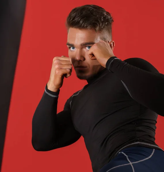 Foto de boxeador cumple golpes, sobre fondo rojo —  Fotos de Stock