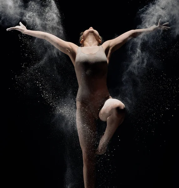 Beyaz toz bulutu içinde dans ince kız — Stok fotoğraf