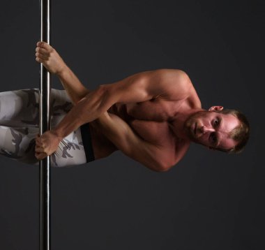 Stüdyo imge-in kutubun egzersiz erkek dansçı