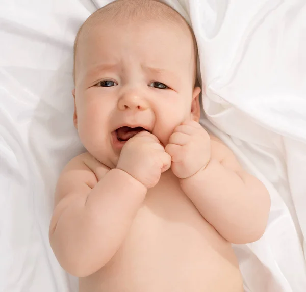 Vista dall'alto del bambino che piange mentre guarda la fotocamera — Foto Stock