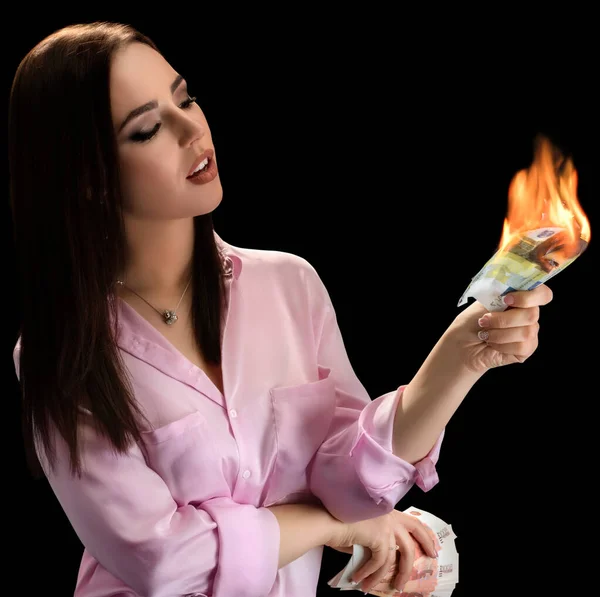 Гарненька жінка спалює гроші. Концепція витрат — стокове фото