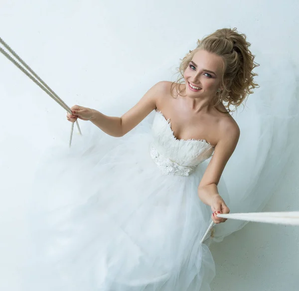 Magnifique jeune mariée sur swing en studio — Photo