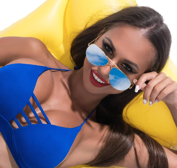 Sexig garvade brunett i bicini och solglasögon — Stockfoto