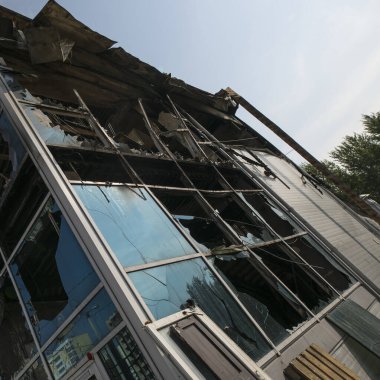 Kırık camlar ile yaz aylarında bina yandı