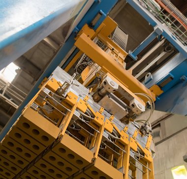 Üretim makine tuğla ile alttan görünüm