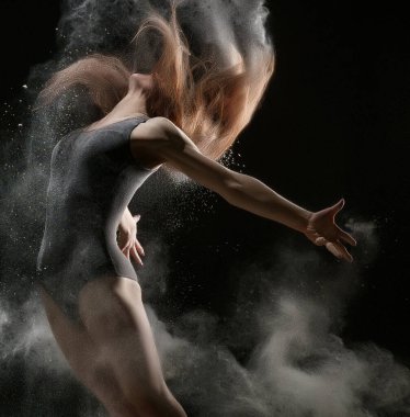 Beyaz toz stüdyo portre bulutu seksi kız