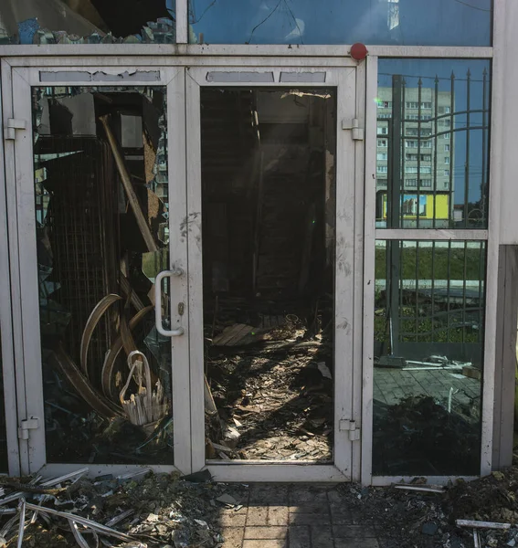 Spalone budowlane z tworzyw sztucznych drzwi w lecie — Zdjęcie stockowe