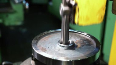 Üretim tesisi videosunda çalışan makine aracı