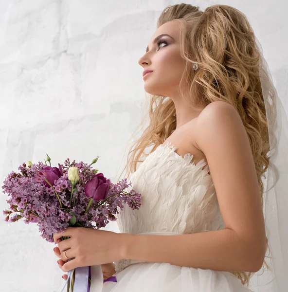 Jovem noiva em estúdio com bouquet requintado — Fotografia de Stock