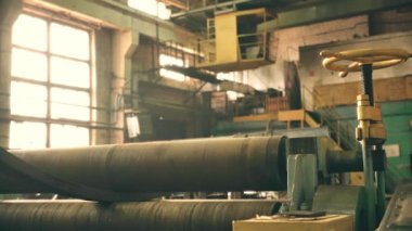 Büyük bitki videosunda dönen makine parçası