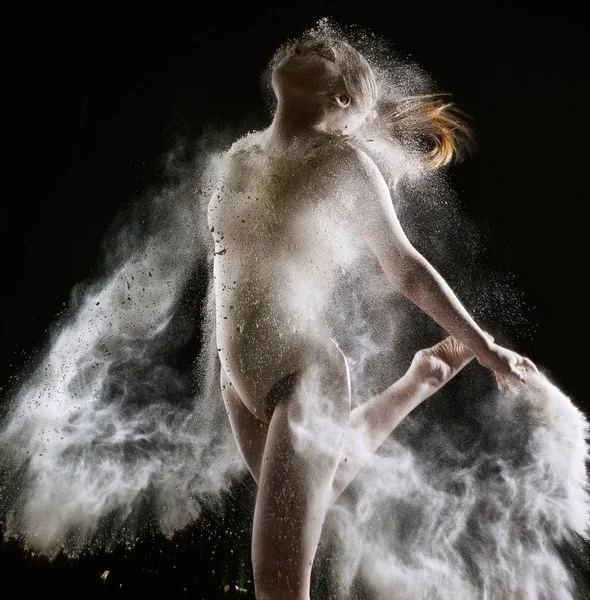 Сексуальная стройная девушка в белом облаке пыли студийный портрет — стоковое фото