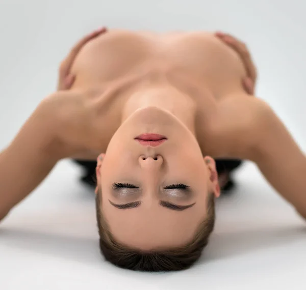 Gros plan sur le visage de la jeune femme seins nus faisant du yoga — Photo