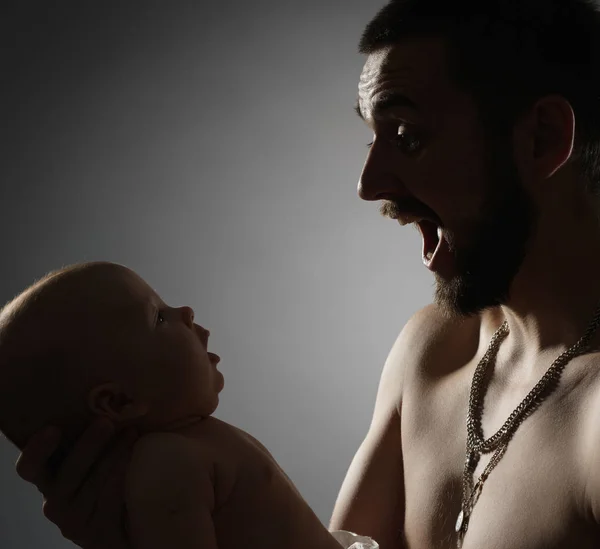 Barbudo jovem pai com tronco nu e filho recém-nascido — Fotografia de Stock