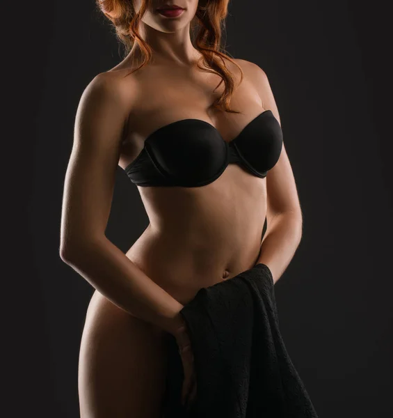 Erotik. Sexig rödhårig skönhet poserar i studio — Stockfoto