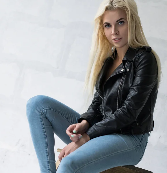 Młoda Blondynka w czarna kurtka studio portret — Zdjęcie stockowe