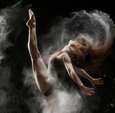 Beyaz toz stüdyo portre bulutu seksi kız