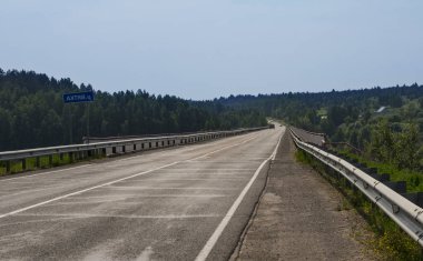Vyatka Nehri üzerindeki köprüye giriş.