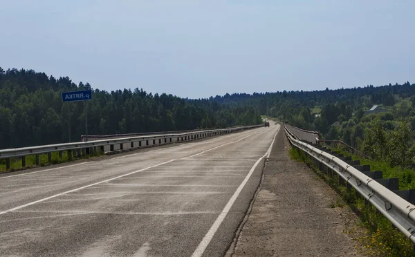 Entrance to the bridge over the river Vyatka — Stock Photo, Image