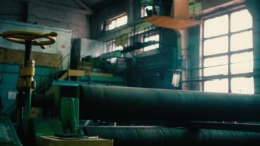 Büyük fabrika videosunda yuvarlanan makine parçası